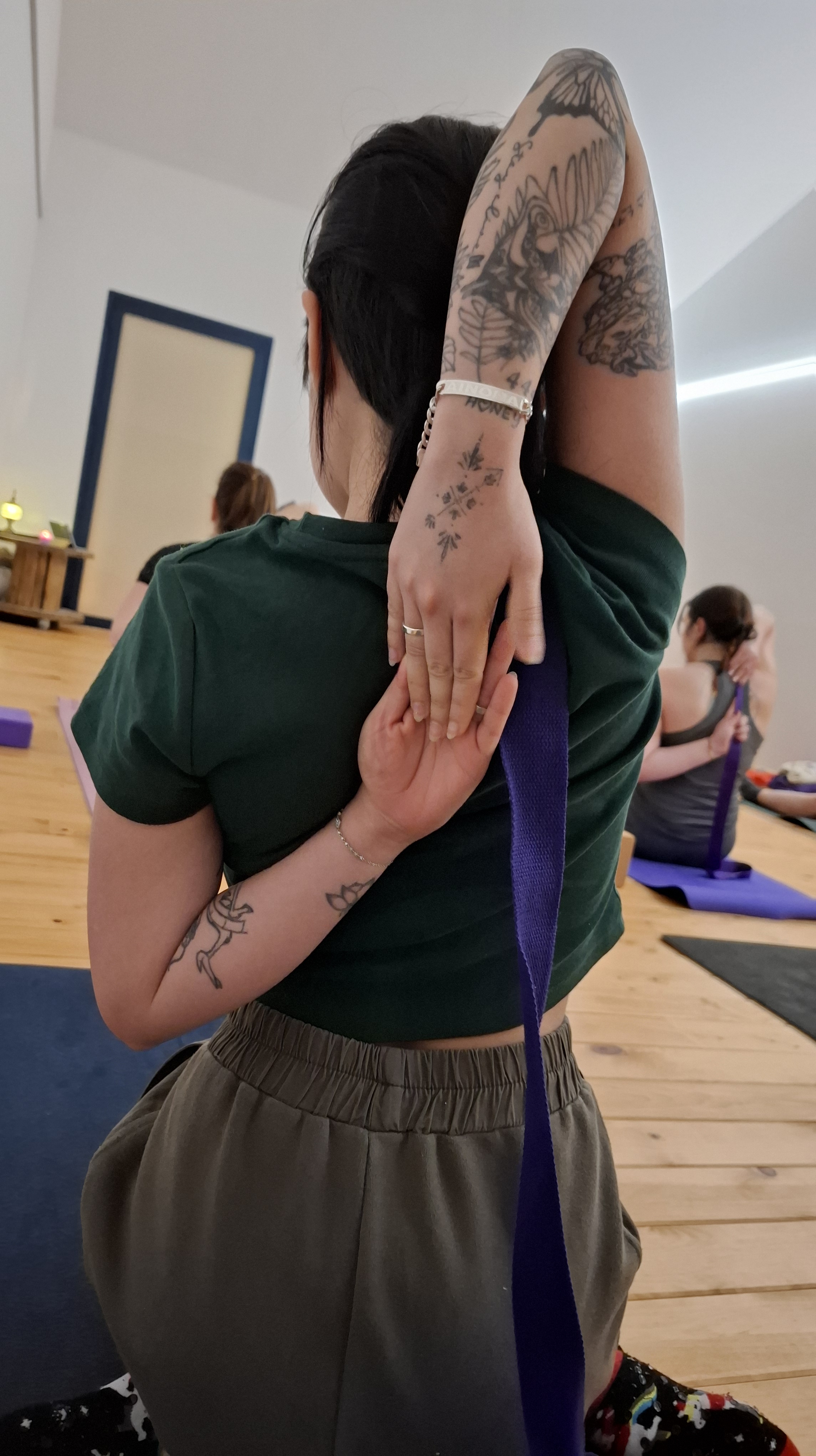 Alumna practicante de yoga en Ribarroja del túria, Herbes Alicia. mujer tatuada practicando yoga.