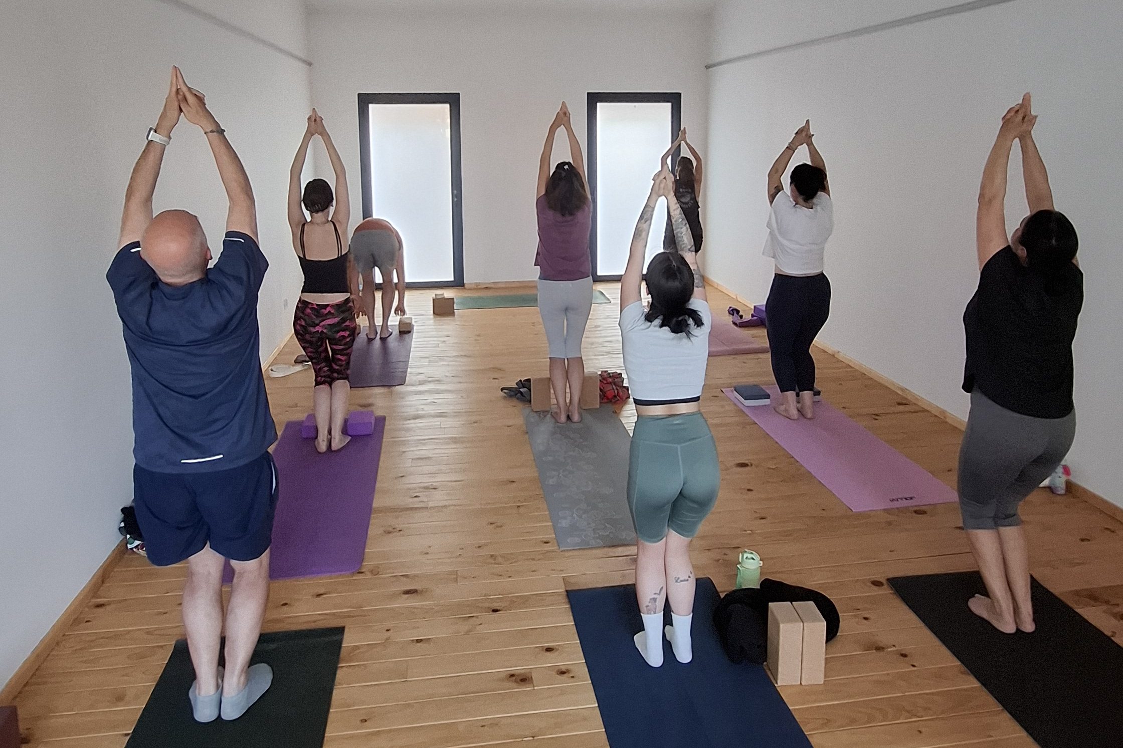 grupo de practicantes de yoga en sala de yoga en Ribarroja del turia, valencia.