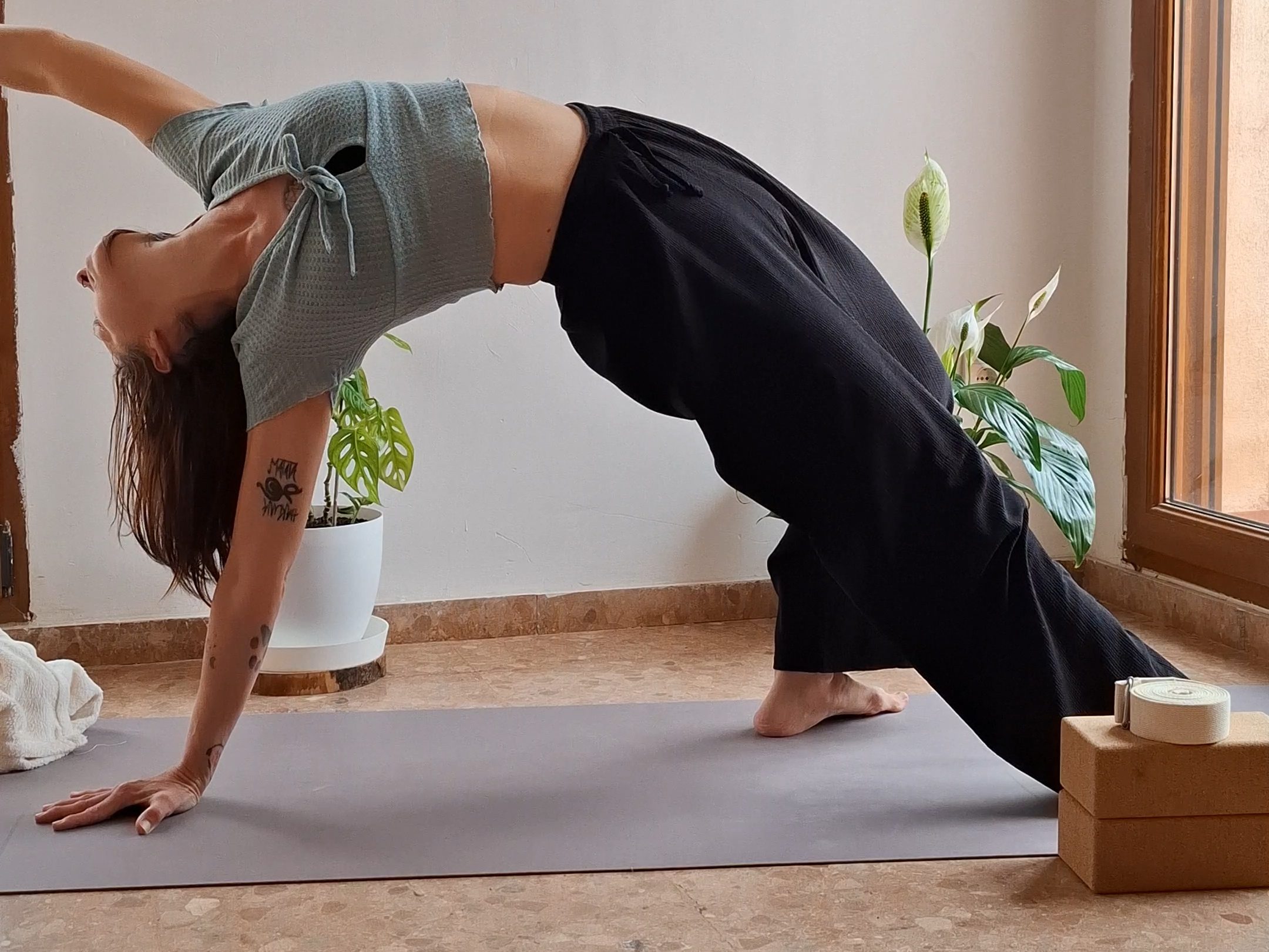 crea tu yoga. profesora de yoga practicando yoga.