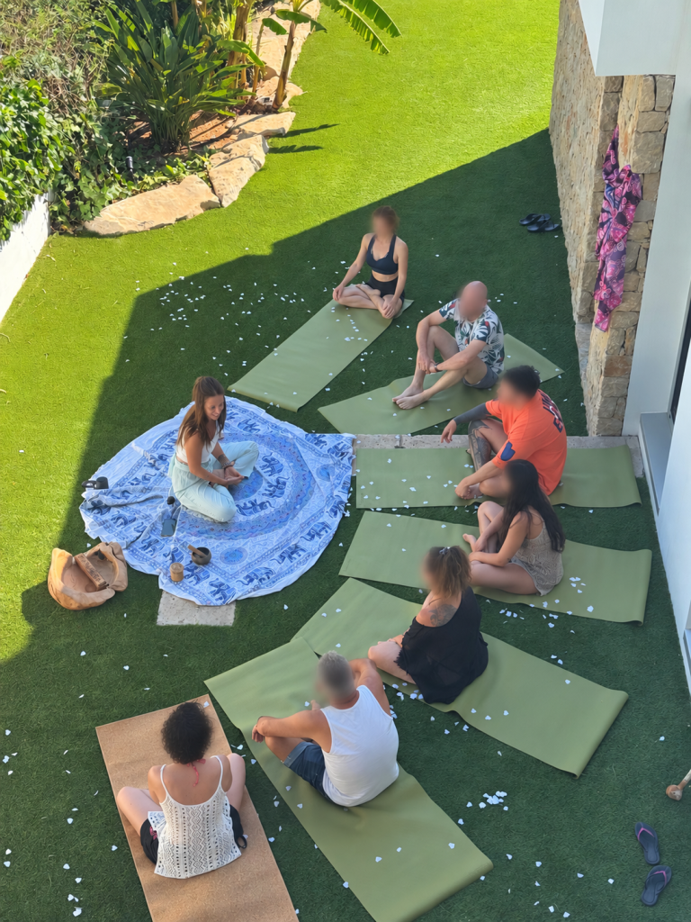 Experiencia de bienestar en grupo guiada por Marta de Crea tu Yoga
